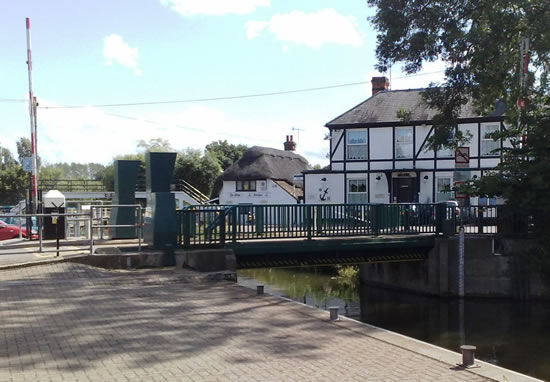 Lifting bridge and the Anchor pub at Yalding